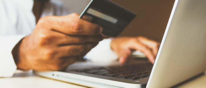 Quelqu'un qui effectue des achats en ligne sur des marketplaces