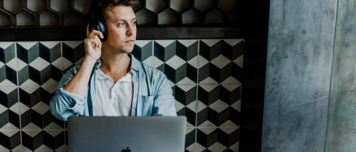 Personne qui écoute un podcast sur un ordinateur