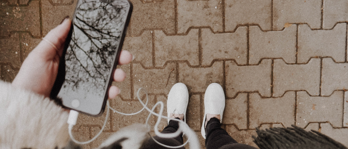 Personne qui écoute quelque chose sur son téléphone