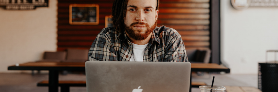 Homme à l'ordinateur