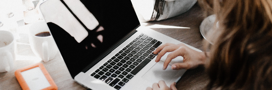 Personne à l'ordinateur